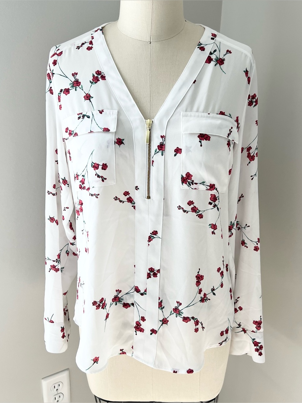 Women's Express White Floral Zip-Front Blouse